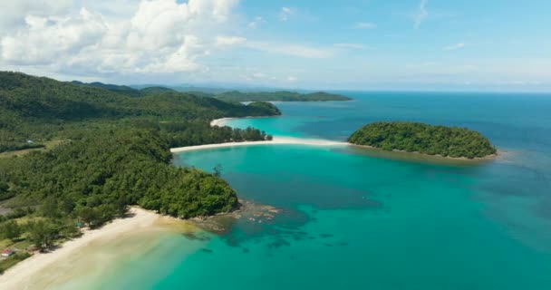熱帯の砂浜と青い海での海 マレーシアのボルネオ — ストック動画