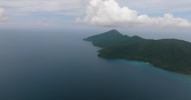 有丛林和热带雨林的威赫岛的空中景观 热带地区的海景 印度尼西亚亚齐 — 图库视频影像