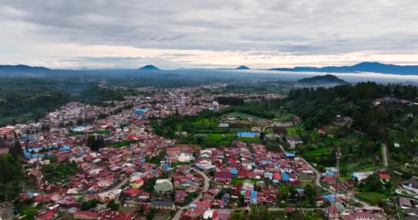 Bovenaanzicht Vallei Met Landbouwgrond Stad Berastagi Sumatra Indonesië — Stockvideo