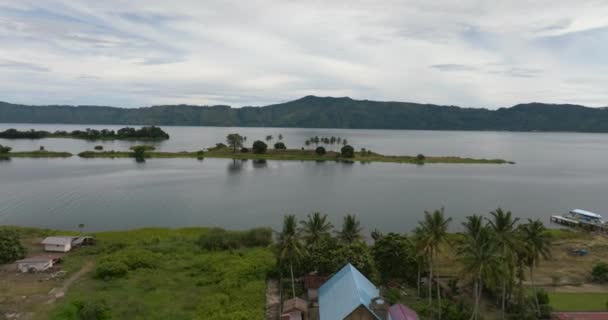 Λίμνη Τόμπα Είναι Μια Μεγάλη Φυσική Λίμνη Και Ένα Νησί — Αρχείο Βίντεο