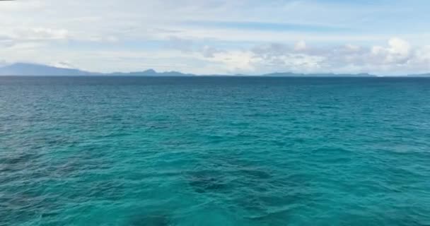 Mer Bleue Avec Île Ciel Bleu Avec Vue Sur Les — Video