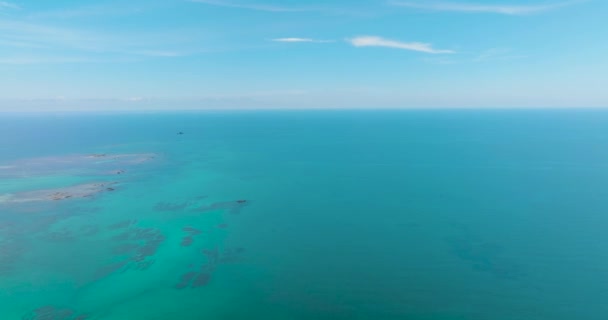 Błękitna Woda Morska Falami Niebie Chmurach Przylądek Morski Tropikach Borneo — Wideo stockowe
