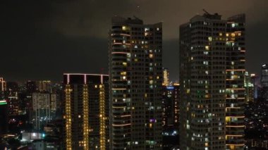 Jakarta şehrinin gökdelenli gece manzarası.