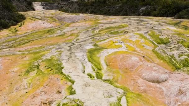 空中俯瞰布满硫磺和火山活动的沸腾地热温泉 Sipoholon温泉 印度尼西亚苏门答腊 — 图库视频影像