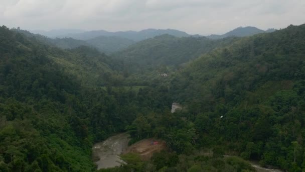 Κάτοψη Του Ποταμού Στα Βουνά Ανάμεσα Στην Τροπική Ζούγκλα Σουμάτρα — Αρχείο Βίντεο
