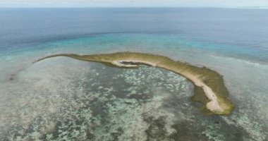 Mercan resifinde adanın hava aracı. Denizde mercan adası. Tun Sakaran Deniz Parkı. Borneo, Sabah, Malezya.