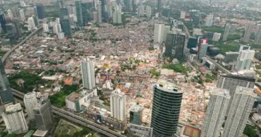Jakarta, Endonezya - 11 Ekim 2022: Endonezya 'nın birçok modern gökdeleni olan Jakarta iş bölgesinin en üst görüntüsü.