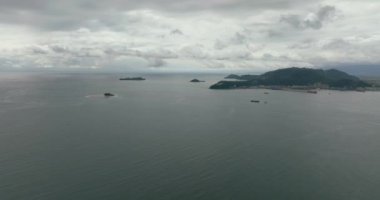 Kasaba ve koylarla kıyı şeridi manzarası. Padang, Sumatra, Endonezya.