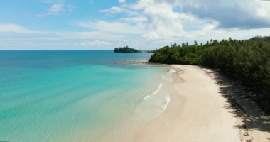 Tropikal manzaralı güzel bir plaj. Borneo, Malezya. Bavang Jamal Sahili