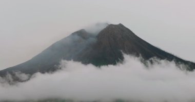 Aktif yanardağ Sinabung 'un bulutlu ve dumanlı hava aracı. Sumatra, Endonezya.