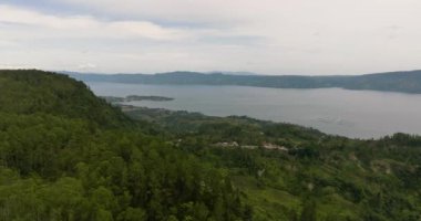 Samosir Adası ve Sumatra 'daki Toba Gölü. Tropik bir manzara. Endonezya.