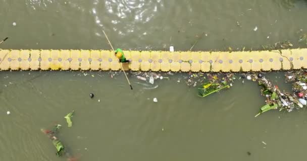 Dżakarta Indonezja Października 2022 Pracownicy Oczyszczają Rzekę Szczątków Pływającym Śmietniku — Wideo stockowe