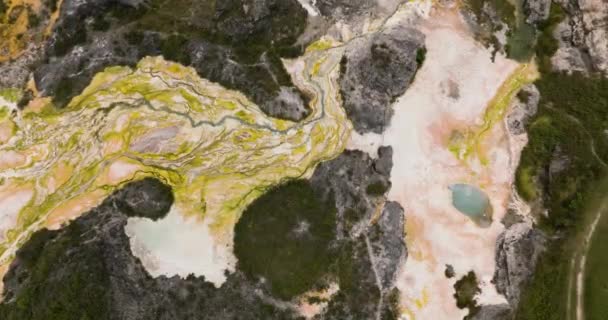 硫黄や火山活動に覆われた沸騰した地熱温泉のトップビュー Sipoholon温泉 インドネシアのスマトラ島 — ストック動画