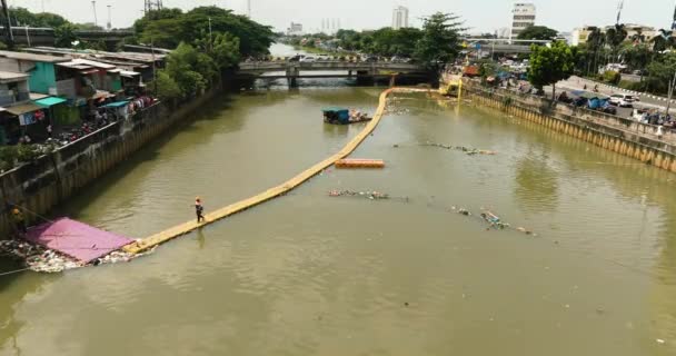 Une Rivière Polluée Avec Piège Ordures Des Travailleurs Qui Nettoient — Video