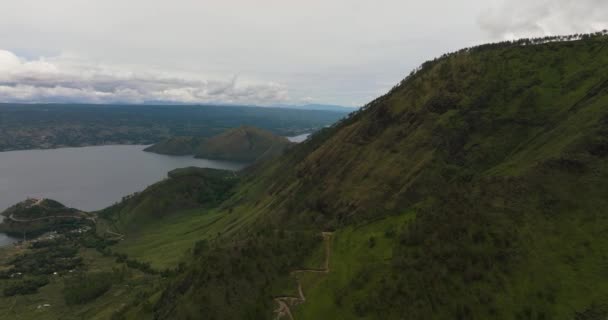 Вид Сверху Горы Лесом Озером Тоба Остров Самосир Суматра Индонезия — стоковое видео