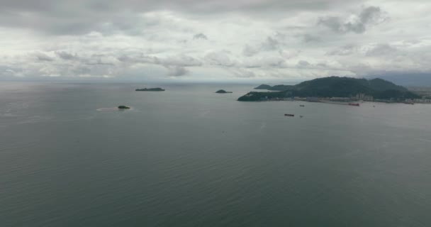 有城镇和海湾的海岸线的空中景观 印度尼西亚苏门答腊帕当 — 图库视频影像