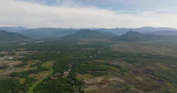 Αγροτεμάχιο Και Βουνά Γαλάζιο Ουρανό Σουμάτρα Ινδονησία — Αρχείο Βίντεο