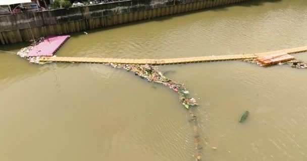 Αεροφωτογραφία Του Πλωτού Φράγματος Για Σταματήσουν Συντρίμμια Στον Ποταμό Ciliwung — Αρχείο Βίντεο