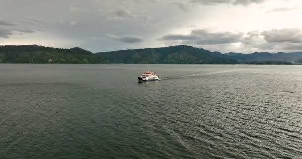 Πλοίο Στη Λίμνη Toba Ανάμεσα Στα Βουνά Σουμάτρα Ινδονησία — Αρχείο Βίντεο