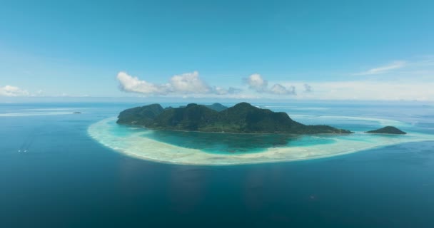 Pemandangan Udara Pulau Dan Laguna Taman Laut Tun Sakaran Borneo — Stok Video
