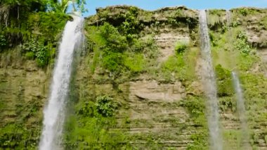 Yağmur ormanlarındaki şelale yavaş çekimde. Niludhan Şelalesi. Zenciler, Filipinler.