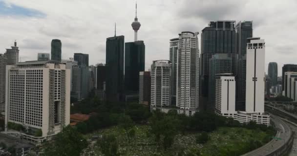 马来西亚吉隆坡 2022年9月11日 吉隆坡商业中心 大楼和摩天大楼 Merdeka Tower Menara Kuala Lumpur — 图库视频影像