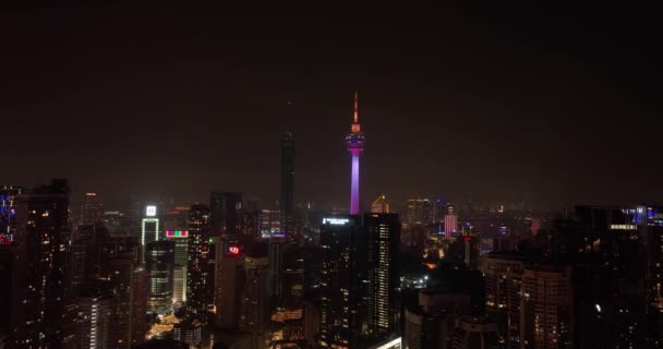 マレーシアのクアラルンプール 2022年9月11日 ライトアップされたメナーラクアラルンプールタワーのトップビューと街の夜景パノラマ — ストック動画