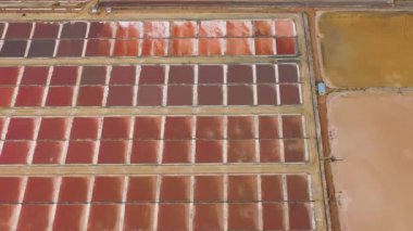 Okyanus tuzu kristallerinden doldurulan tuz buharlaşma göletlerinin havadan görünüşü su kurudukça hasat edilebilir..