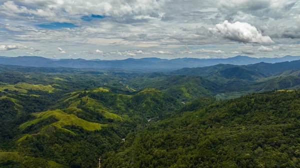 有热带雨林和云彩的山脉 印度尼西亚苏门答腊 — 图库照片