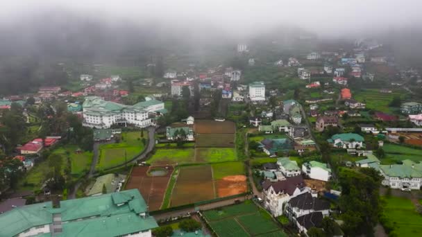 山の中でヌワラエリヤの町の空中ビュー スリランカで最も寒い場所 — ストック動画