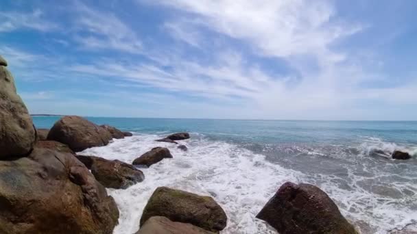海と海のサーフィンのロック ウィスキーポイントビーチ ポトゥティヴィル スリランカ — ストック動画