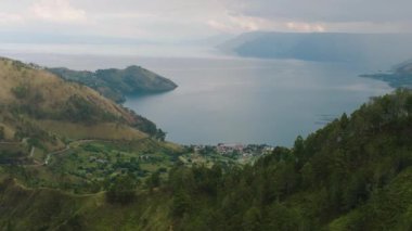 Toba Gölü, tropik bitki örtüsüyle dağların arasında. Sumatra, Endonezya.