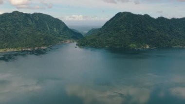 Dağlardaki Maninjau Gölü 'nün havadan görünüşü. Dağları ve gölü olan tropik bir manzara. Sumatra, Endonezya.