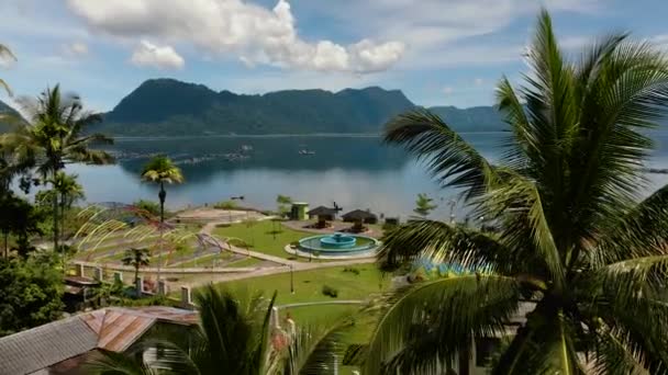 Lac Maninjau Avec Une Mosquée Sur Rivage Travers Palmier Sumatra — Video