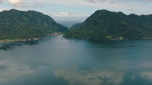 Widok Lotu Ptaka Jezioro Maninjau Górach Tropikalny Krajobraz Górami Jeziorem — Wideo stockowe