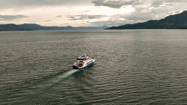 Αεροφωτογραφία Του Πλοίου Στη Λίμνη Toba Ανάμεσα Στα Βουνά Σουμάτρα — Αρχείο Βίντεο
