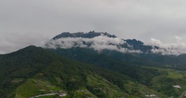 Kinabalu Dağı 'nın tepesi sabah adasında ve Malezya' nın en yüksek dağıdır..