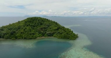 Tropikal adaların ve mavi denizin hava aracı. Borneo, Sabah, Malezya.