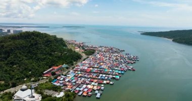 Balıkçı köyü manzarası, deniz kenarlarında tahta evler. Sandakan, Borneo. Malezya.