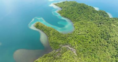 Tropikal körfez ve turkuaz suyu olan lagünlerin havadan görüntüsü. Borneo, Sabah, Malezya.
