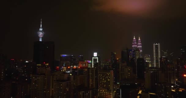 クアラルンプール マレーシア 2022年9月11日 夜間のクアラルンプール市のスカイラインの空中眺望 ペトロナス ツインタワー メンラ クアラルンプール — ストック動画