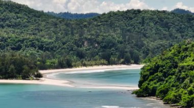 Temiz su ve deniz manzaralı güzel kumlu sahil. Borneo, Malezya.