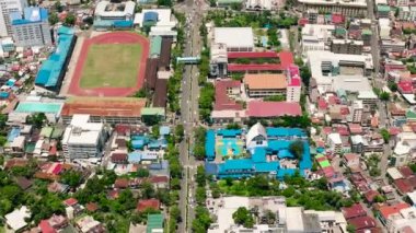 Cebu şehrinin caddelerinin ve binalarının en üst görüntüsü. Şehir manzarası. Filipinler.