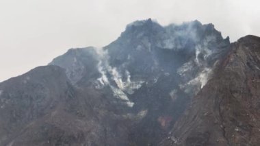 Aktif volkan Sinabung bulutlar ve dumanla. Sumatra, Endonezya.