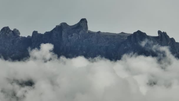 キナバル山の空中眺望は 島のサバに位置し マレーシアで最高の山です — ストック動画