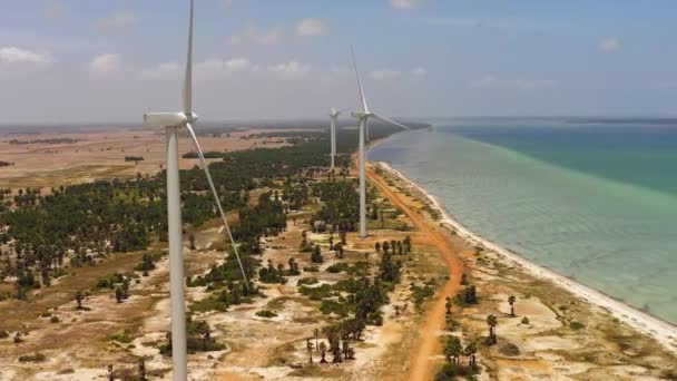 Deniz Kıyısında Rüzgar Türbinleri Olan Rüzgar Çiftliği Nin Havadan Görünüşü — Stok video