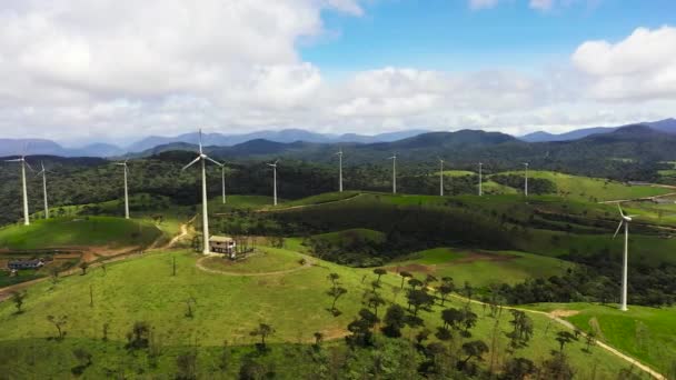 Kırsal Kesimdeki Yeşil Tepelerde Rüzgar Türbinleriyle Rüzgar Çiftliği Nin Havadan — Stok video