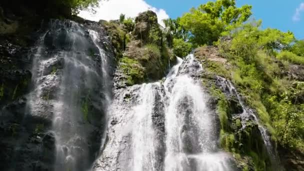 Wodospad Wśród Tropikalnej Dżungli Zielonymi Roślinami Zwolnij Trochę Balea Falls — Wideo stockowe