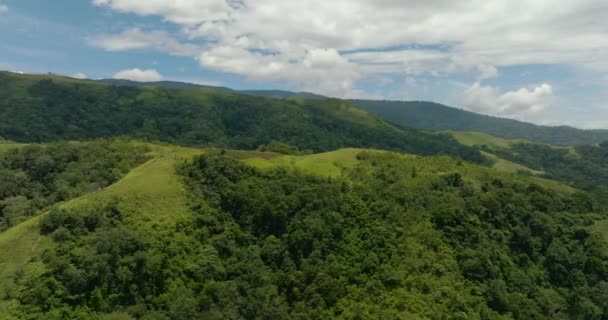 熱帯雨林と雲で山を眺める スマトラ インドネシア — ストック動画