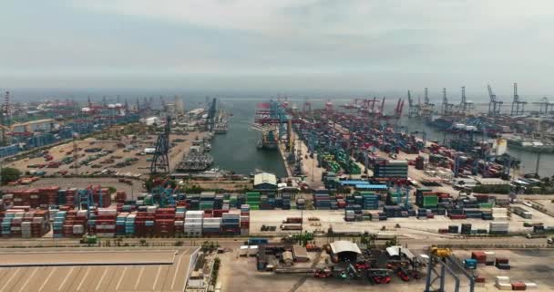 Flygdrönare Kusthamnen Med Containerfartyg Och Kranar Lastningsområdet Tanjung Prioks Hamn — Stockvideo